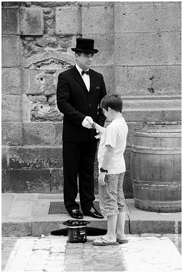 automate humain serrant la main d'un petit gar�on dans une rue de Saint Malo-reproduction interdite sans accord pr�alable de l'auteur-� 2009 Christophe Letellier tous droits r�serv�s.